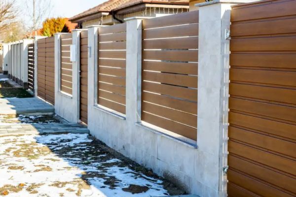Everest steel kerítések fa hatású változatban