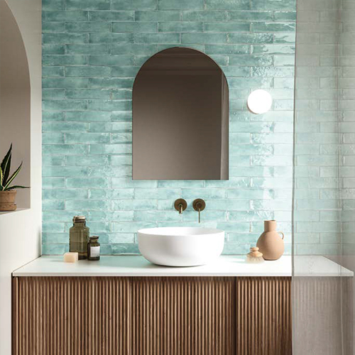 Fusion, fényes mázas metro falicsempe, amely új reneszánszát éli a szalonban, önállóan és dekorként is tökéletes választás.