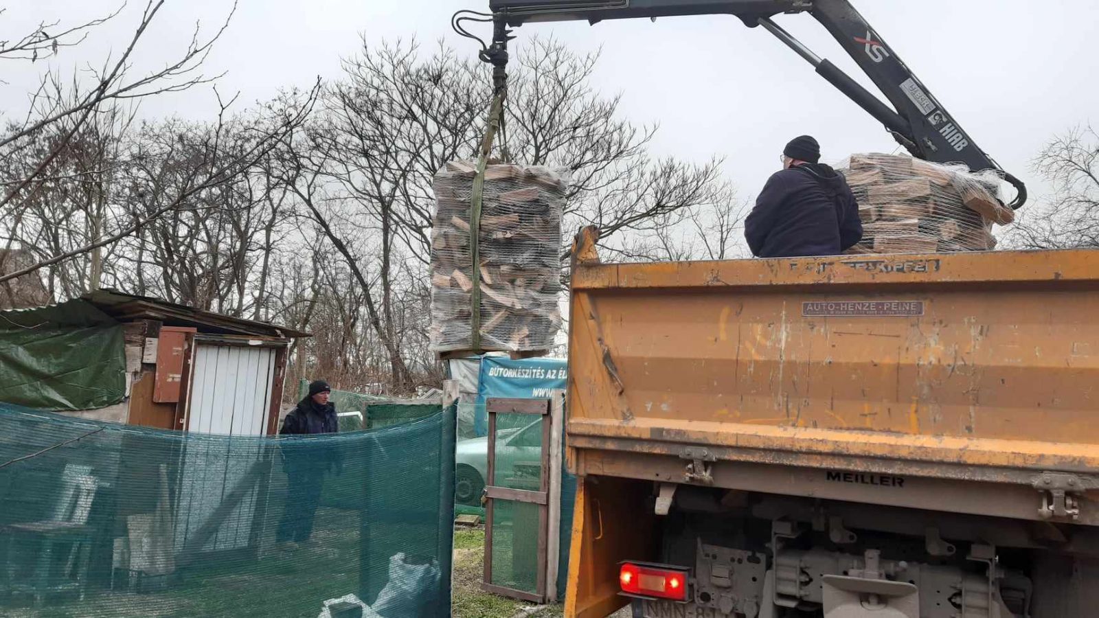 Tűzifaadományozás a rászorulóknak