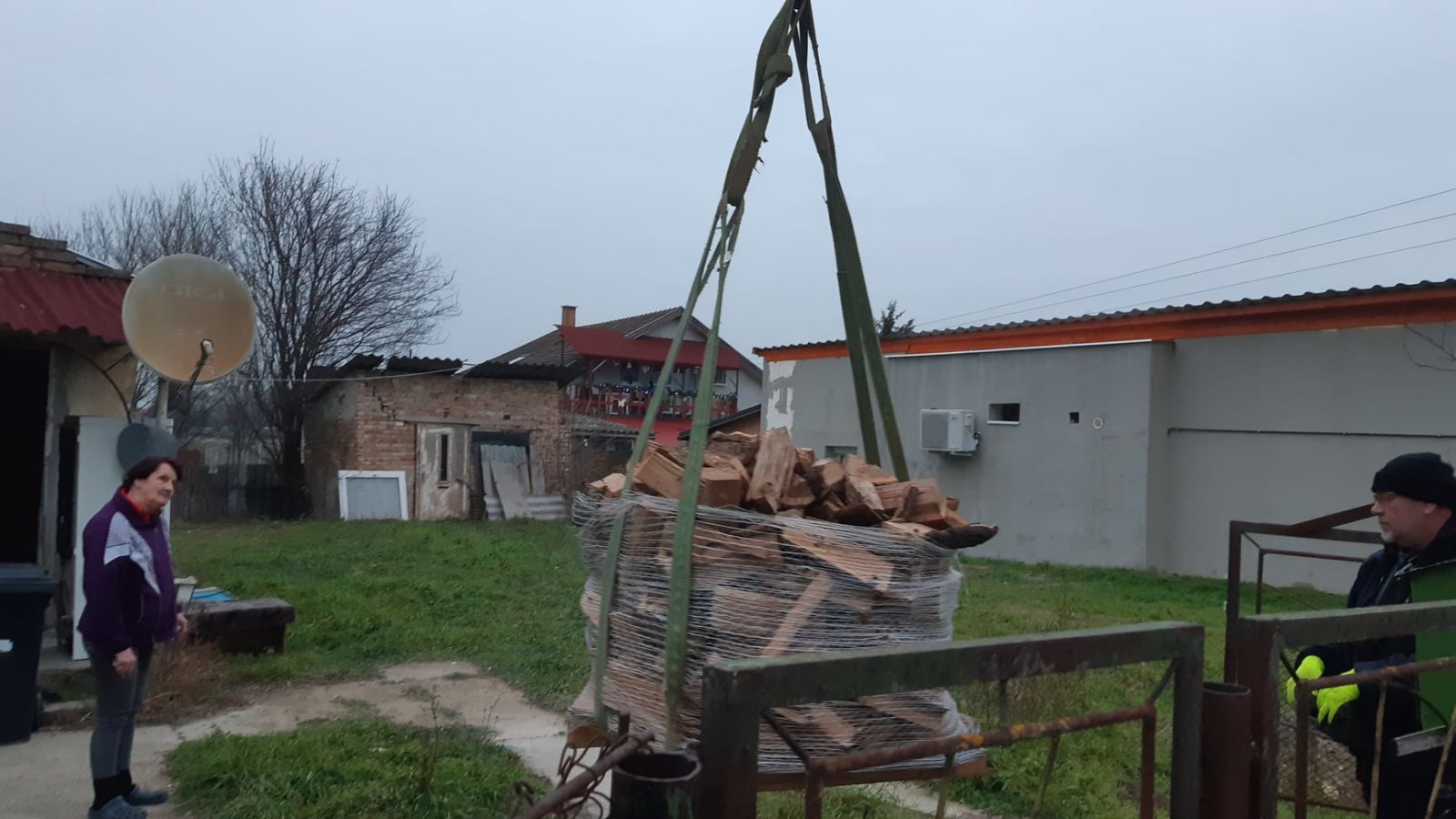 Tűzifaadományozás a rászorulóknak