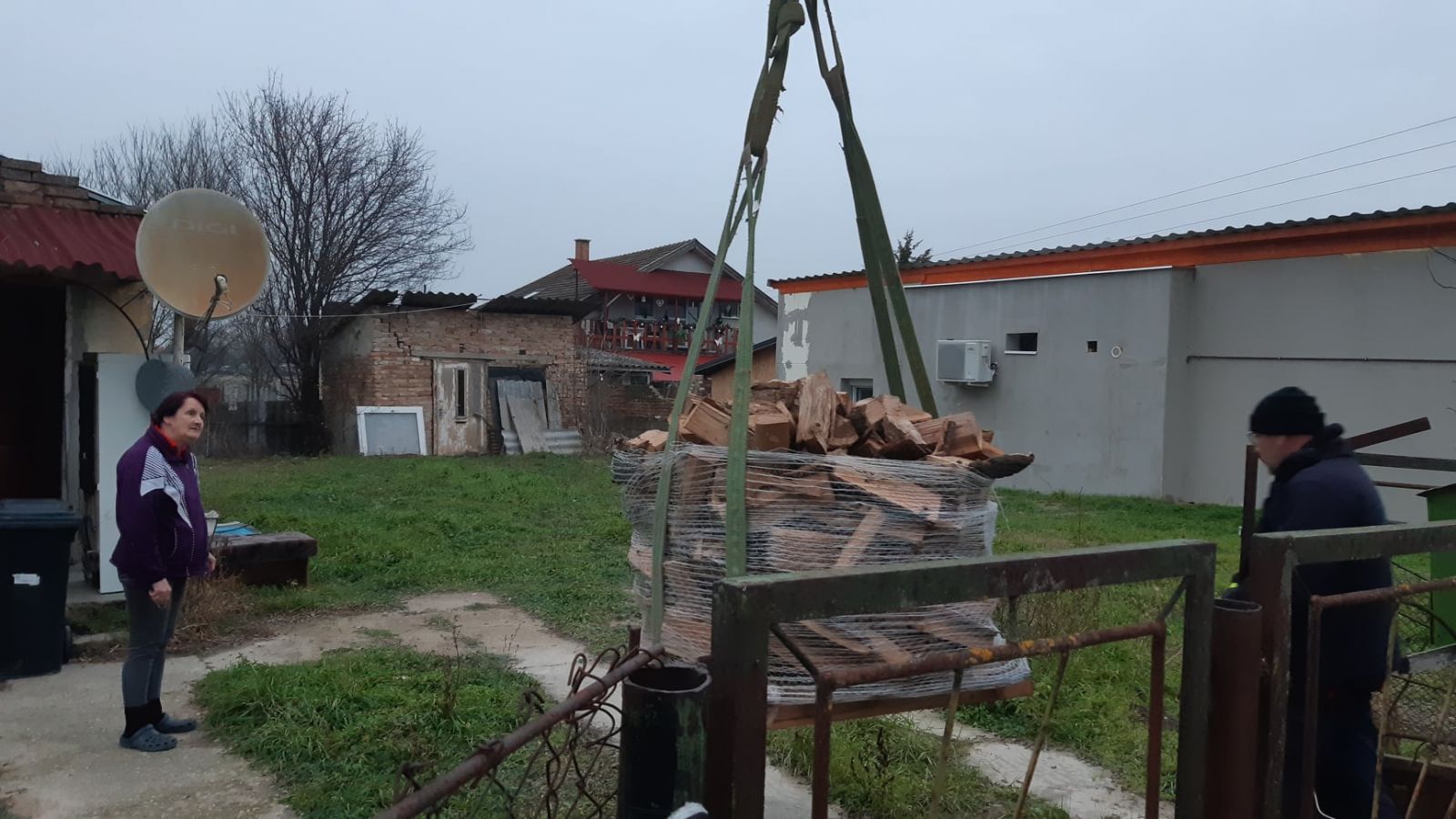 Tűzifaadományozás a rászorulóknak