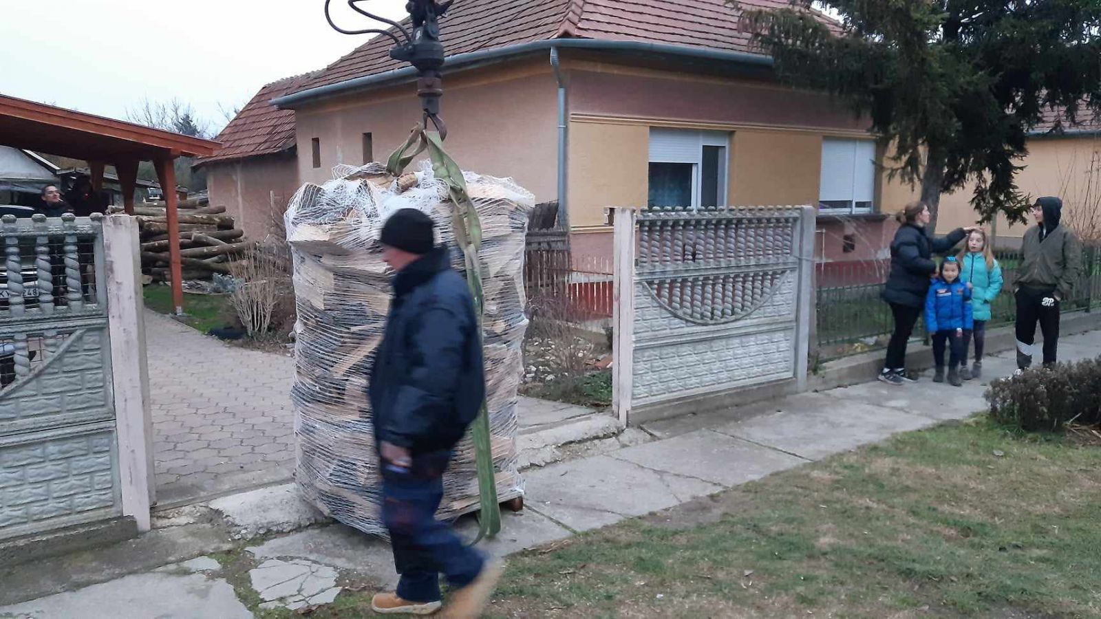 Tűzifaadományozás a rászorulóknak